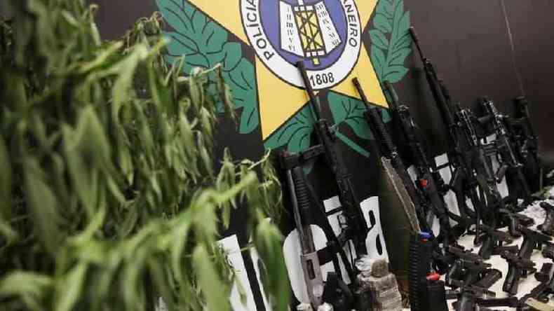 Polcia carioca exibiu armas e drogas apreendidos na ao no Jacarezinho(foto: Reuters)