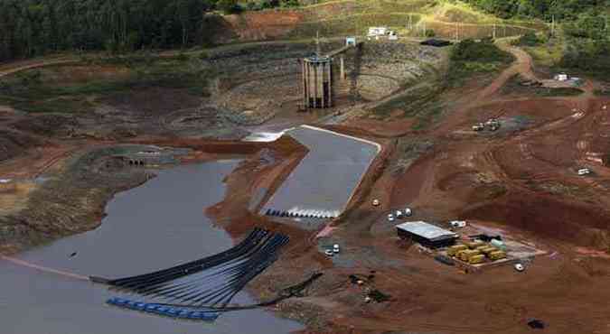 gua  retirada da represa Jaguari para abastecer o sistema cantareira(foto: Roosevelt Cassio/Reuters)