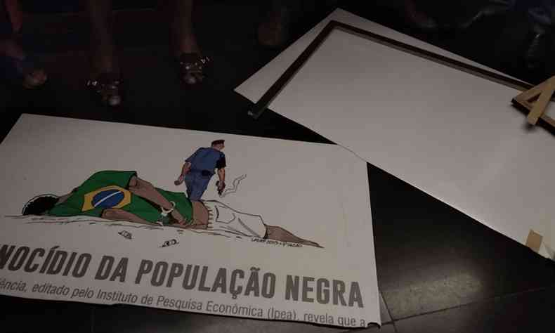 Placa tambm tinha dados sobre a violncia contra negros no Brasil(foto: Reproduo/Twitter David Miranda)