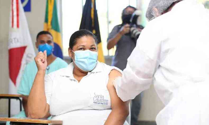 A tcnica de enfermagem da Santa Casa de Ouro Preto, Lilian Silva Alves foi a primeira a tomar a vacina contra a COVID-19(foto: Anne Souz)
