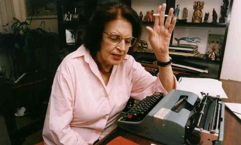 Lygia Fagundes Telles em seu escritrio, em 2000, est sentada na escrivaninha, olha para a mquina de escrever, e tem cigarro aceso na mo esquerda