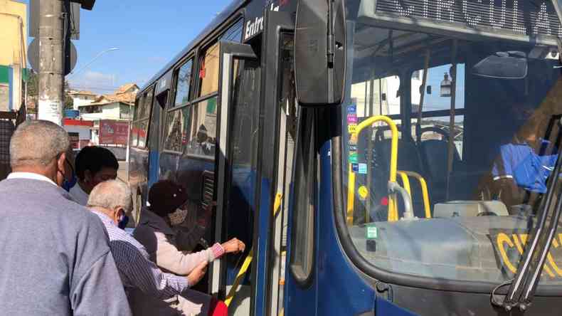 Nesta quinta-feira (1/7) os moradores de Caet tiveram o primeiro dia do transporte gratuito em linhas que circulam dentro do municpio (foto: Prefeitura de Caet/Divulgao)