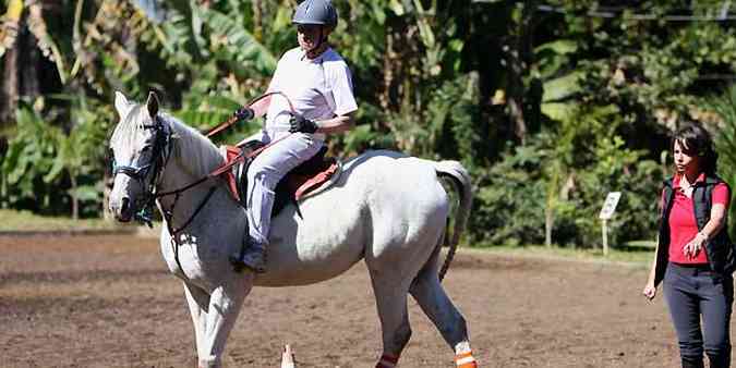 Eurico Magalhes, de 70 anos, pratica equitao ao lado da terapeuta Karla Oliveira(foto: Edesio Ferreira/EM/D.A Press)