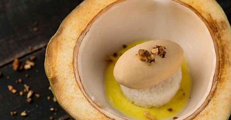 Pudim de tapioca com coco, creme ingl�s de coco, sorvete de coco queimado, crumble de coco queimado e chocolate branco caramelado(foto: Rodrigo Azevedo/Divulga��o)