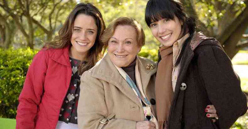 In (Nicete Bruno) ao lado das netas Ana (Fernanda Vasconcellos) e Manuela (Marjorie Estiano) em 'A vida da gente', exibida pela primeira vez em 2011