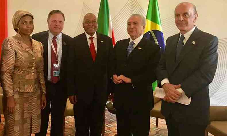 O ministro das Relaes Exteriores, Jos Serra, ao lado do presidente do Brasil, Michel Temer, durante reunio bilateral com o presidente da frica do Sul, Jacob Zuma e ministros(foto: Reproduo/Facebook)