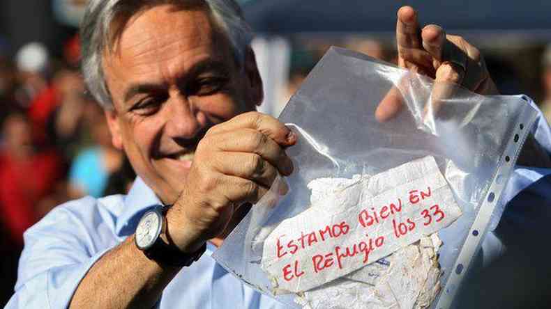 Presidente Piera exibe o bilhete enviado pelos mineiros avisando que todos esto vivos(foto: HECTOR RETAMAL/AFP via Getty Images)