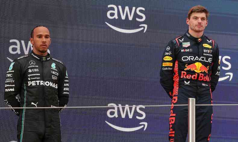 Hamilton e Verstappen no pdio em um grande prmio de Frmula 1