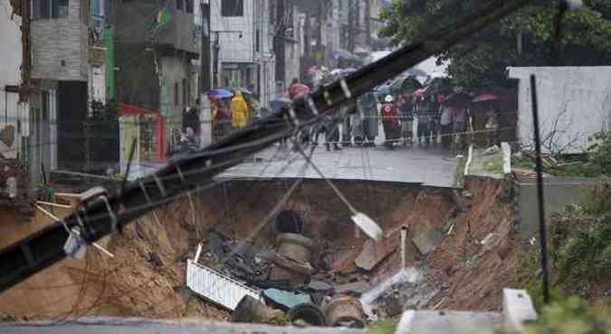 Rua e casas so engolidos em deslizamentos depois de chuvas em Natal(foto: REUTERS/Toru Hanai)