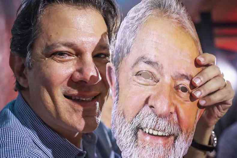 Fernando Haddad com mscara de Lula