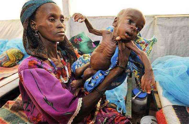 Mulher mostra beb desnutrido em um centro de reabilitao nutricional intensivo em Tanout, no sul do Nger