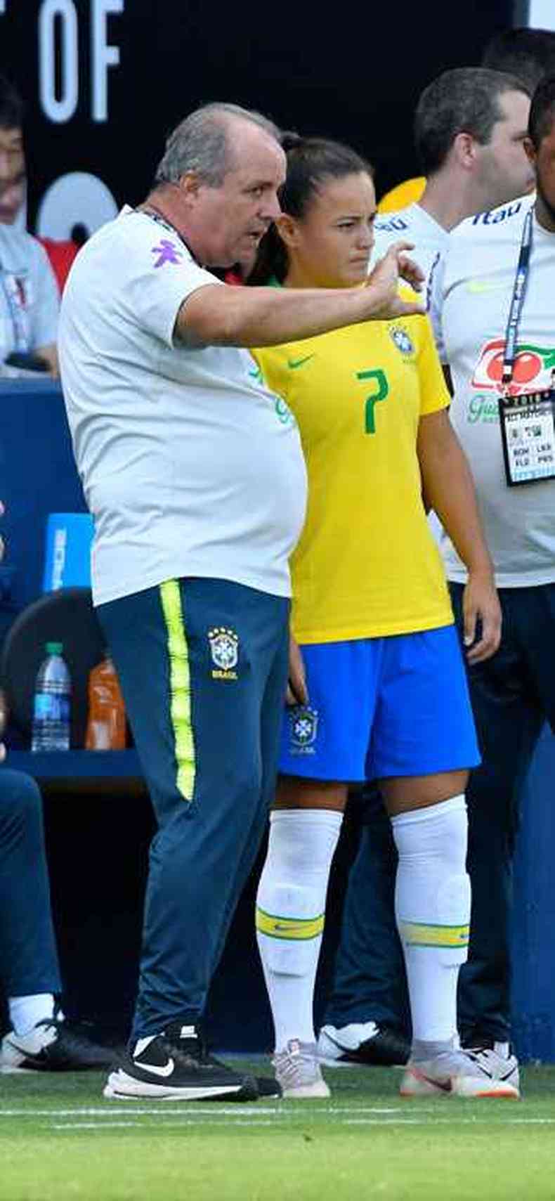 Vado orienta Camila, jogadora da Seleo Brasileira feminina de futebol: equipe chegar em baixa  Frana(foto: TIM VIZER/AFP - 26/7/18)