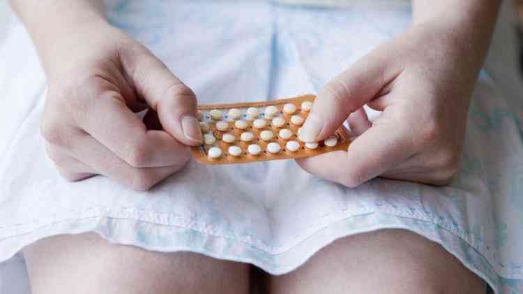 Mulher segura anticoncepcional