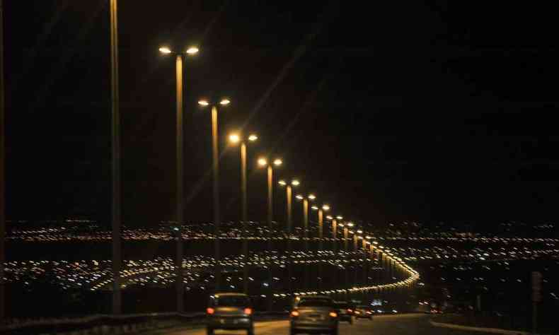 Rodovia iluminada por postes de luz 