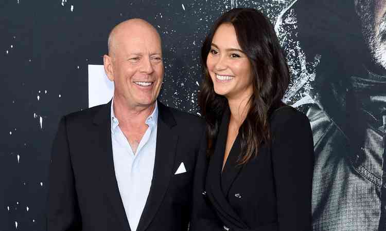 Bruce Willis  esquerda e Emma Heming  direita sorriem