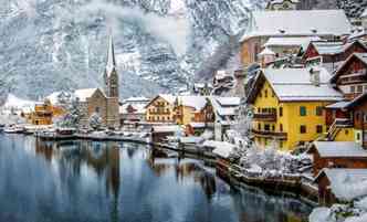 cidade de Hallstatt no inverno, com neve nas casas e nas montanhas