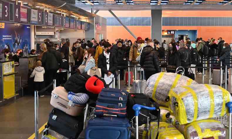 Os viajantes esperam nos balces de check-in antes de seus voos no aeroporto de Boryspil, a cerca de 30 quilmetros de Kiev, em 13 de fevereiro de 2022