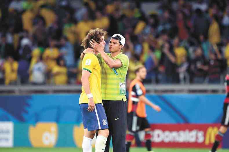 No fim da partida, o choro de David Luiz e Thiago Silva foi um dos símbolos da derrota por 7 a 1 para a Alemanha(foto: Alexandre Guzanshe/EM/D.A Press)