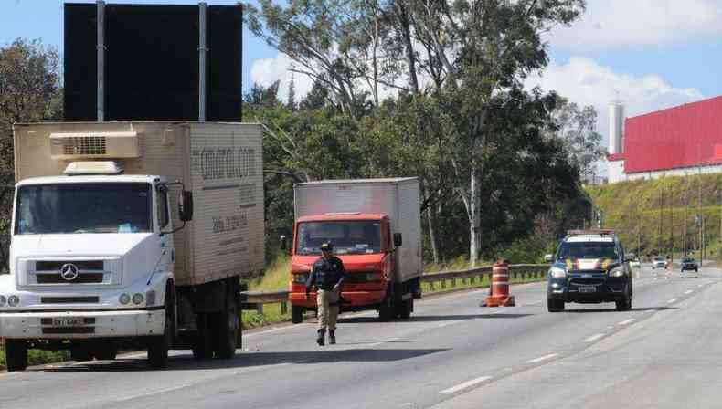 No local onde havia fila de caminhes de manh, restaram apenas dois, pois os motoristas no foram encontrados(foto: Paulo Filgueiras/EM/D.A Press)