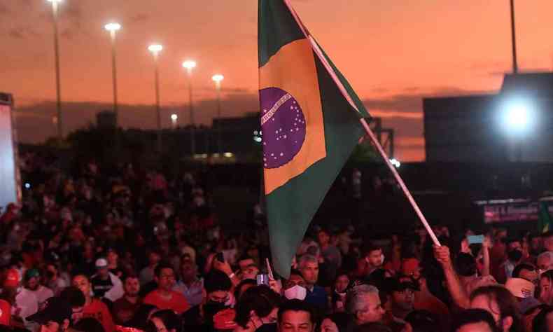 Milhares de apoiadores se reuniram no Centro Universitário do Triângulo (Unitri) para ouvir Lula e Kalil