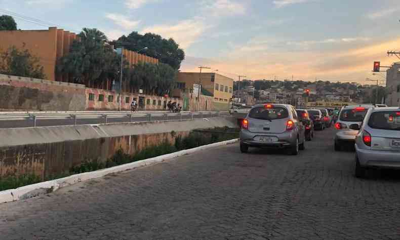 Veculos que trafegam pela Avenida Veneza ainda esto sujeitos a acidentes no trecho inicial(foto: Andr Manteufel)