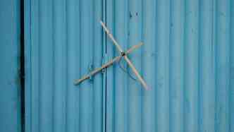 A cruz simboliza a morte dos moradores da casa, de acordo com PC(foto: Polcia Civil/Divulgao)