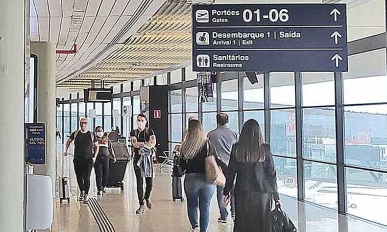 Corredor do Aeroporto de Confins com passageiros