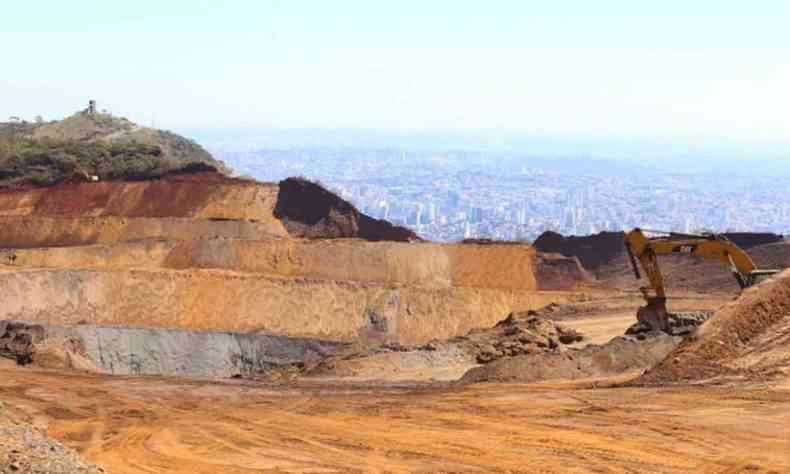 Vista da minerao na Serra do Curral com a cidade de Belo Horizonte ao fundo