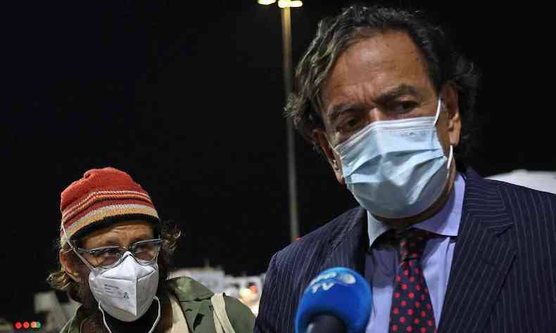O jornalista norte-americano Danny Fenster (C-L), que estava preso em Mianmar, e o ex-diplomata norte-americano Bill Richardson (C-R) conversam com a imprensa ao chegarem ao Aeroporto Internacional de Hamad, na capital do Catar, Doha, em 15 de novembro de 2021