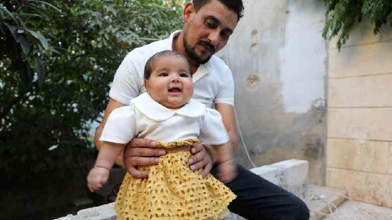 Beb Afraa sorrindo com seu tio