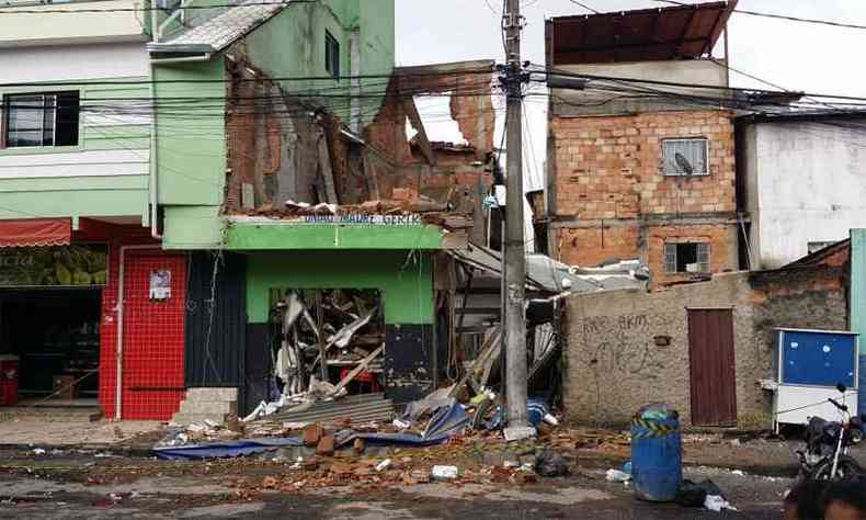 Casas em construo desabaram e atingiram bar que ficava no trreo(foto: Edsio Ferreira/EM/DA Press)