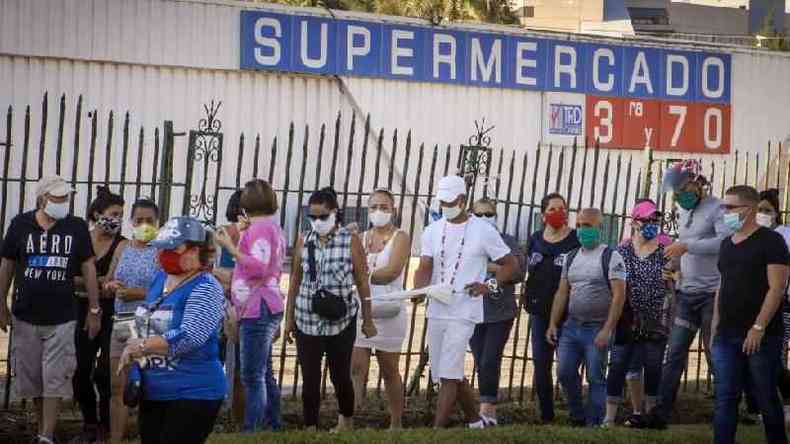 Os cubanos geralmente tm que esperar em longas filas para ter acesso a produtos bsicos durante a pandemia(foto: AFP)