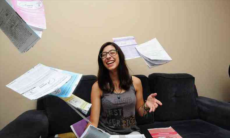 A estudante Beatriz Lobo comemora a conquista de vaga no curso de qumica tecnolgica da UFMG um ano depois de se formar no ensino mdio (foto: Gladyston Rodrigues/EM/DA Press)