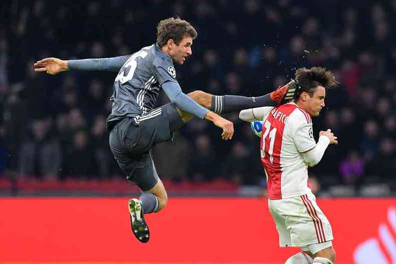 Ajax e Bayern fizeram duelo emocionante em Amsterd, com duas viradas e duas expulses, uma delas a de Thomas Mller aps esta voadora em Tagliafico(foto: EMMANUEL DUNAND/AFP)