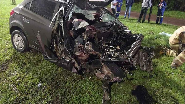 Chevrolet Onix destrudo aps batida com nibus. Motorista ficou preso s ferragens acidente BR-040 Conselheiro Lafaiete
