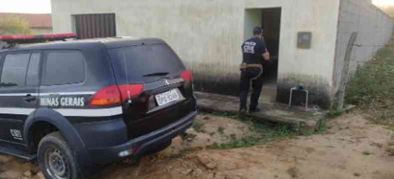 Viatura da Policia Civil em frente a uma residncia