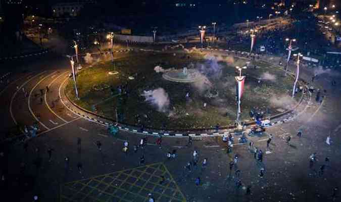 Conflitos de manifestantes pr-Mursi e foras do exrcito escalaram a tenso no Egito(foto: MOHAMED EL-SHAHED / AFP)