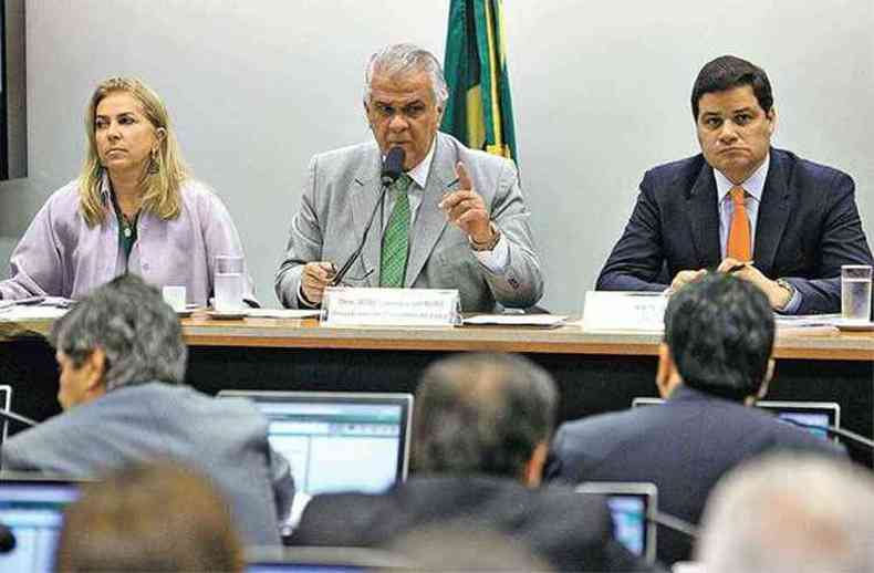 Presidente do Conselho de tica da Cmara, o deputado Jos Carlos Arajo (C) marcou nova sesso hoje, s 14h, para tentar votar o parecer que responsabiliza Eduardo Cunha (foto: Antnio Arajo/Cmara dos Deputados)