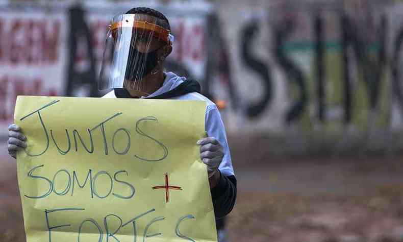 Morador do Bairro de Paraispolis, um dos mais pobres de So Paulo, protesta por mais medidas contra o coronavrus nas favelas(foto: Miguel Schincariol/AFP)