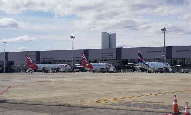 Cancelamentos de voos tem sido frequentes em Confins em razão do coronavírus(foto: Carlos Altman/EM/D.A Press)