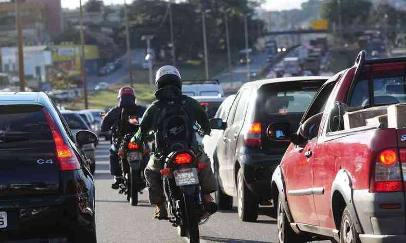Pilotos no Anel Rodoviário de BH: condutores de moto não têm treinamento adequado antes de tirar a carteira, diz especialista(foto: Gladyston Rodrigues/EM/D.A PRESS)