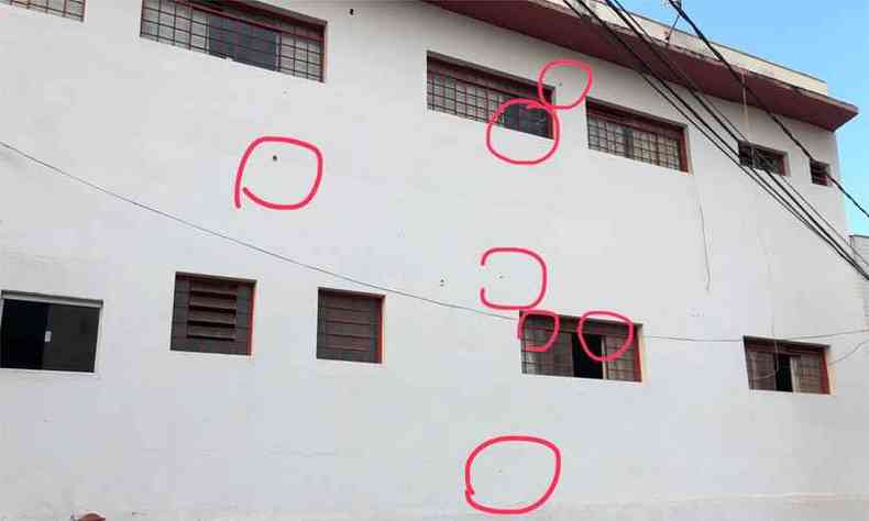 Foto mostra buracos dos disparos contra o quartel dos bombeiros em Uberaba(foto: Corpo de Bombeiros/Divulgao)