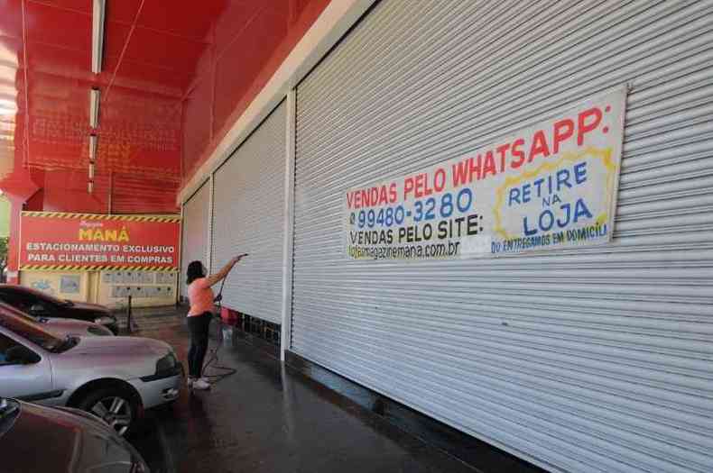 Mutiro de limpeza de funcionrio em loja do Bairro Betnia na mira da reabertura(foto: Juarez Rodrigues/EM/D.A.Press)