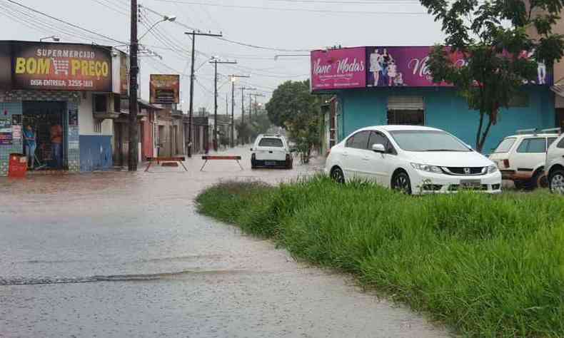 Ruas ficaram tomadas pela gua durante o temporal(foto: Defesa Civil Municipal / Divulgao)