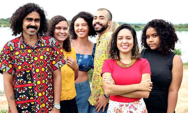Gleydson Mota, Karla Vaniely, Maria Clara Almeida, Ernane Silva, Samylla Alves e Luane Gomes posam com o rio ao fundo. Eles formam o grupo Cine Barranco