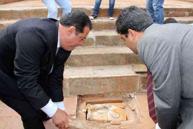 Caixa com documentos e jornais foi enterrada h 40 anos e reaberta na quarta-feira(foto: Prefeitura do Serro/divulgao)