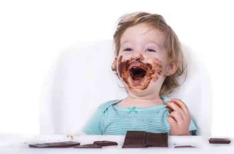 Beb lambuzado comendo chocolate