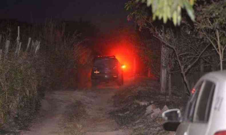 Autoridades durante buscas na noite de domingo (27/6), que culminaram no confronto e morte de Lzaro(foto: Ed Alves/CB/DA Press)
