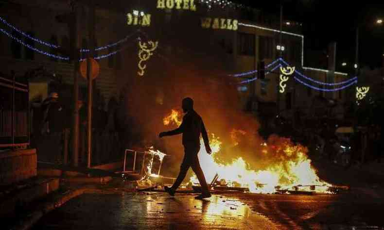 Fogo nas ruas de Jerusalm durante conflito entre israelenses e palestinos(foto: AHMAD GHARABLI / AFP)