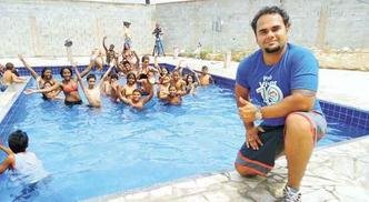 Professor Vandr� Enock e a turma de jovens que vai ter aulas de nata��o na nova piscina: familiares tamb�m ser�o atendidos em programa em Betim(foto: Ag�ncia Petrobras/Divulga��o)